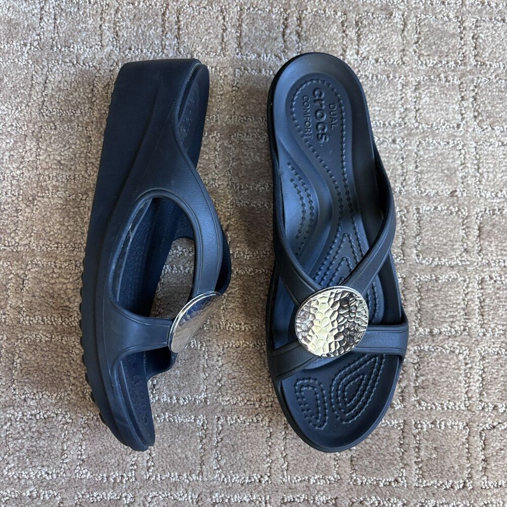 Crocs Sanrah Embellished Wedge Sandals Women's 8 Black Sliver Slip On Medallion.